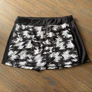 Be Inspired size S black & white athletic skort